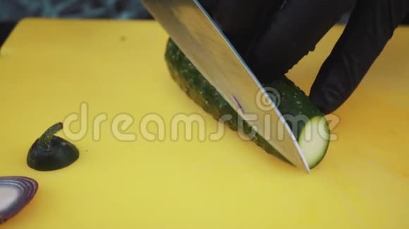厨师切黄瓜视频的预览图