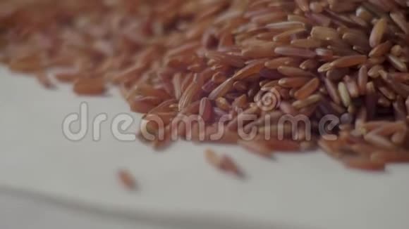 生的红米在桌子上红米特写概念食谱的片段4K食物录像视频的预览图