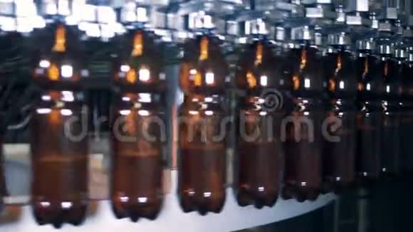 工业机构用啤酒运输和灌装塑料瓶视频的预览图