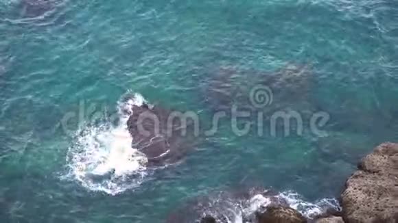 海水在岩石附近飞溅从空中看视频的预览图