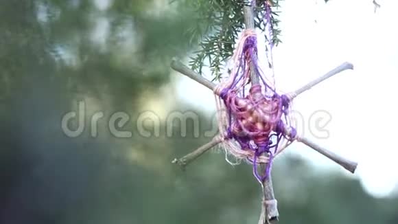 大自然中的装饰捕梦器视频的预览图