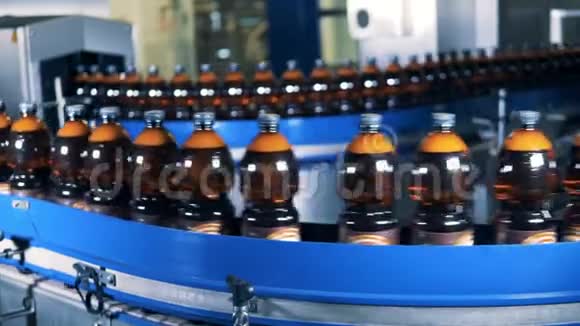 棕色啤酒瓶的长输送带视频的预览图
