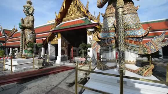 曼谷王宫中射龙猴神像倾斜向上视频的预览图