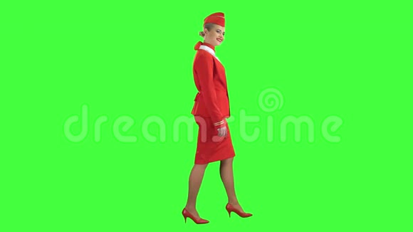女孩的脚步和波浪她是空姐绿色屏幕侧视图视频的预览图