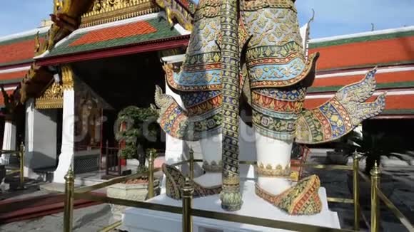 位于泰国曼谷的UNESKO世界遗产地建于18世纪的WatPhraKaew古寺倾斜视频的预览图