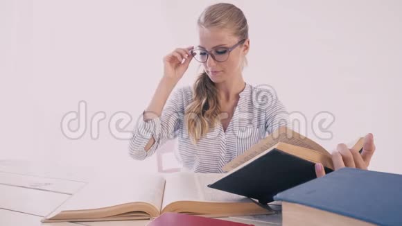 一个女人坐在办公室的书桌旁看书准备考试视频的预览图