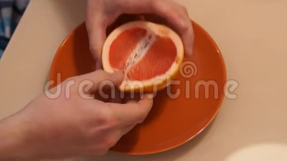 去皮柚子把柚子洗干净视频的预览图