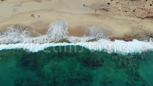 鸟瞰海浪在白沙滩上破碎视频的预览图