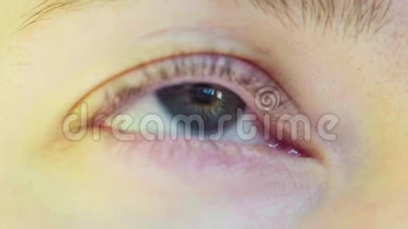一个美丽的年轻女人的蓝眼睛看着窗户和眨眼视频的预览图