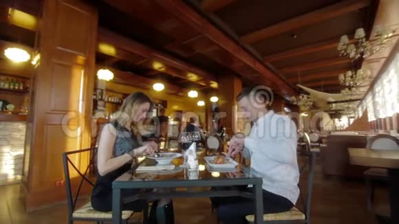 一对夫妇在餐厅聊天享受晚餐视频的预览图