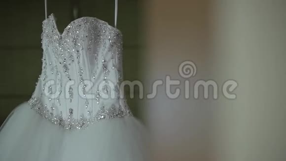 白色婚纱房间里挂着莱茵石和石头视频的预览图