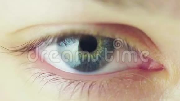 一个美丽的年轻女人的蓝眼睛看着窗户和眨眼视频的预览图