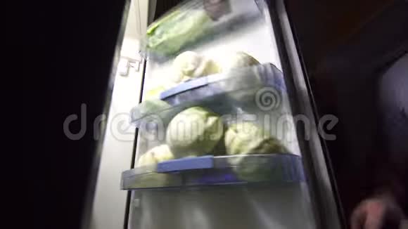 饮食期间男人在空冰箱里寻找食物视频的预览图