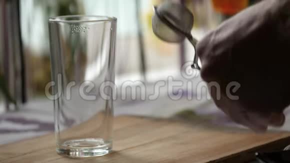 男人用一杯热水和灌茶器准备茶4K视频的预览图