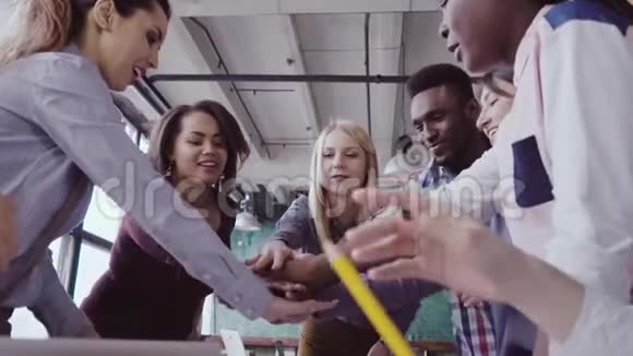 年轻商务团队的特写镜头把手掌放在一起两个人的拳头互相问候慢节奏视频的预览图