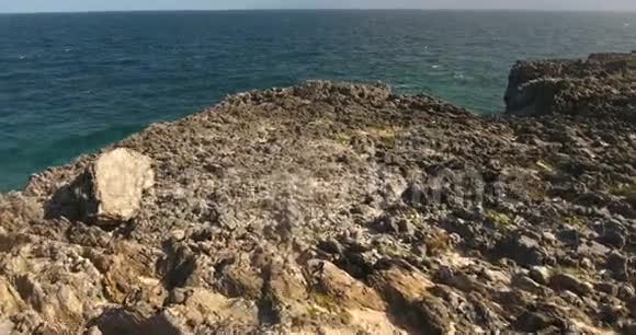 自然之美在岩石海岸线和大西洋滑动鸟瞰在绿松石水上俯视4k视频的预览图