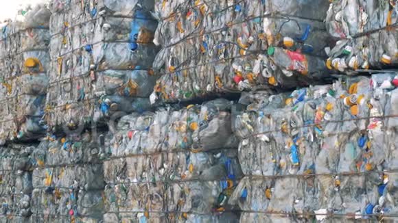 多块塑料垃圾堆放在室外回收概念视频的预览图