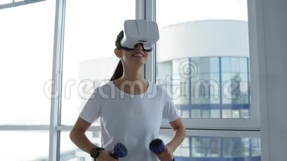用轻盈的重量和虚拟的面具来接近快乐的女人视频的预览图