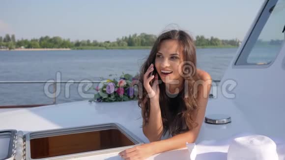 少女在甲板游艇上的电话交谈视频的预览图
