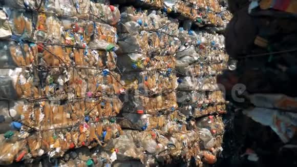 一包塑料垃圾包含在户外垃圾沉积物中回收工厂视频的预览图