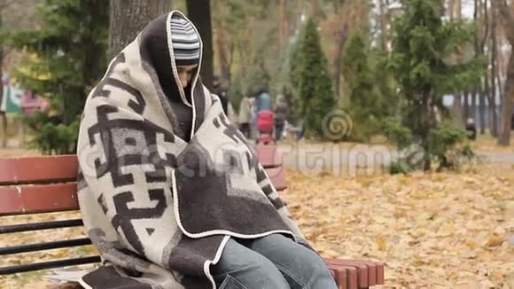 可怜的失业者坐在公园的长椅上无家可归社会脆弱视频的预览图