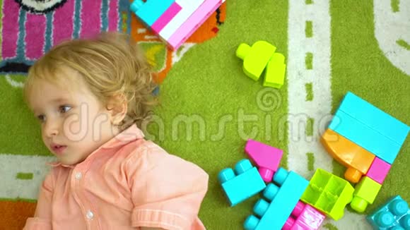 幼儿园幼儿发展中玩多种颜色积木可爱幼儿的俯视图视频的预览图