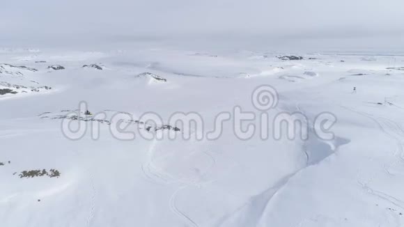 雪上摩托行驶在雪上北极壮丽的景观视频的预览图