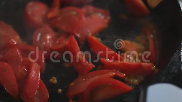番茄在锅里烤着视频的预览图