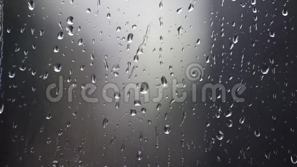 窗户上有雨视频的预览图