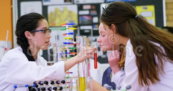 在实验室里闻到化学气味的女学生视频的预览图