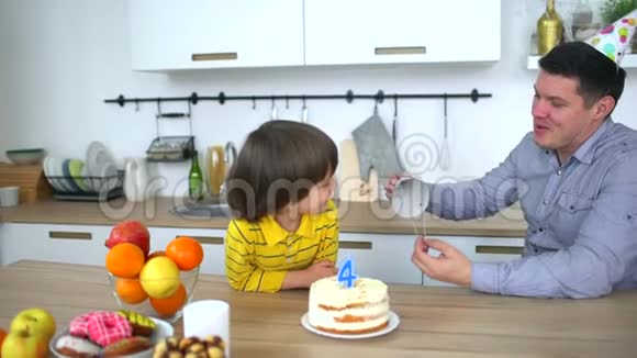 非常可爱的男孩用蛋糕和快乐的父亲庆祝他的生日父亲节四年生日快乐小男孩视频的预览图