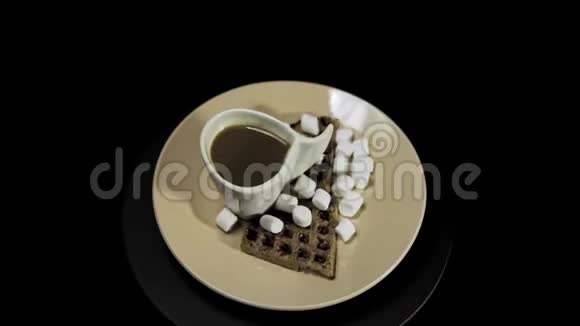 在一个米色的盘子上在黑色的背景上用咖啡杯盖住黑暗的心视频的预览图