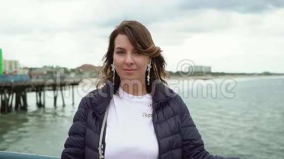 在圣莫尼卡码头散步的年轻女子视频的预览图