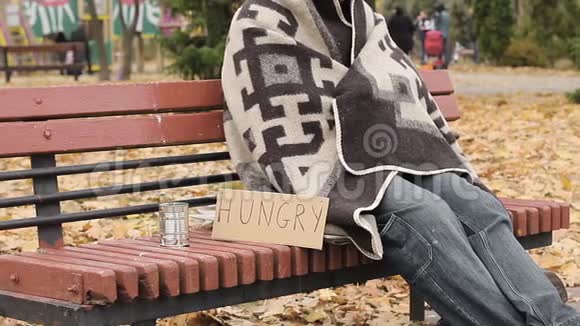 老孤独的穷人坐在公园的长凳上要求施舍贫穷视频的预览图
