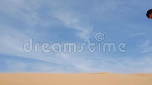 白种人年轻人在沙地沙漠上直走视频的预览图