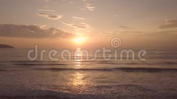 上午日出海水上空夏季海滩无人机观景早晨的天空和大海上五彩缤纷的日出轮船航行视频的预览图