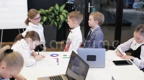儿童老板奖励现代办公室的儿童雇员视频的预览图