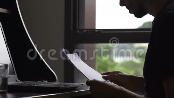 忙碌的男性自由职业者在笔记本电脑上打字完成项目工作期限压力视频的预览图