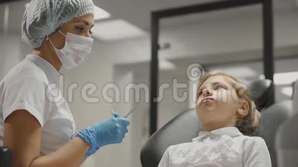 牙医检查牙套一个小女孩检查牙齿是否有龋齿牙医办公室视频的预览图
