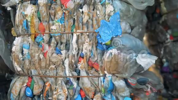 一堆塑料垃圾在露天堆放回收工厂视频的预览图