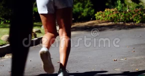 马拉松运动员在公园散步4k视频的预览图