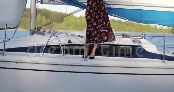 一个女孩在游艇上修长的腿视频的预览图