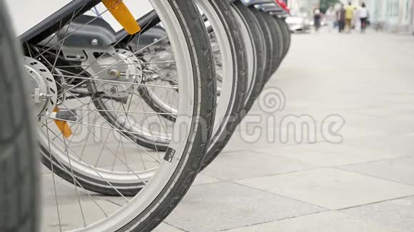 停放自行车的轮子出租视频的预览图