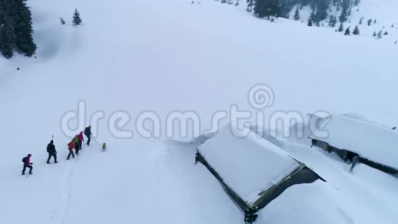 冬天游客们在山上徒步旅行视频的预览图
