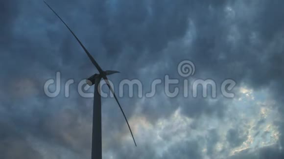 克里米亚一个大型风电场中的风力涡轮机可再生能源生产乌云密布的概念视频的预览图
