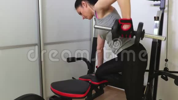 女人用哑铃锻炼背部肌肉视频的预览图
