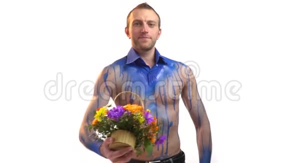 穿着蓝色身体艺术的可爱男人给了一篮子花视频的预览图