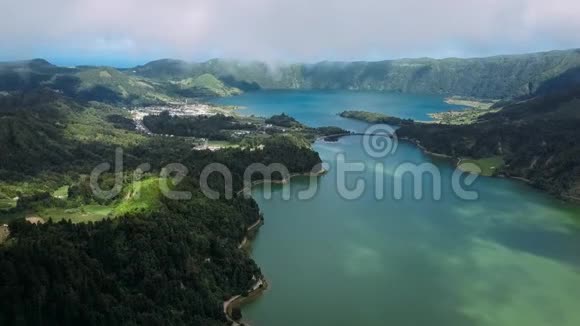 亚速尔群岛圣米格尔岛的塞特西达迪斯火山口的湖泊鸟瞰图视频的预览图