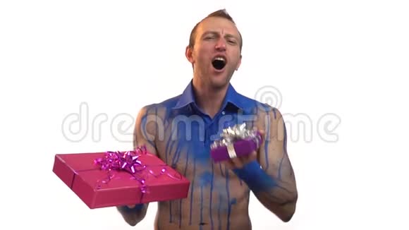 一个蓄着胡子的人手里拿着礼物慢动作视频的预览图