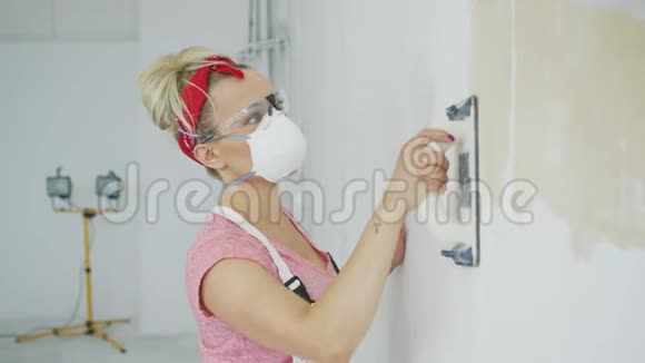 女用砂纸打磨墙面视频的预览图